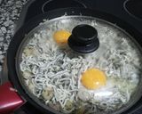 Foto del paso 3 de la receta Salteado de gulas con gambas y huevo cuajado