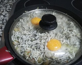 Foto del paso 3 de la receta: Salteado de gulas con gambas y huevo cuajado