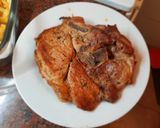 Foto del paso 4 de la receta: Chuleta de Cerdo con Revuelto de Arvejas y Fritas