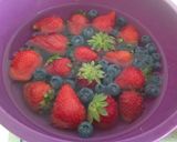 Foto del passaggio 1 della ricetta Smoothie fragole, mirtilli, kiwi, con goji e pinoli tostati