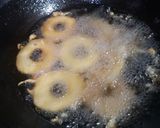A picture of step 3 of Donut pakoray.