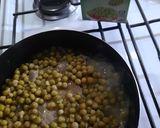 Foto del paso 3 de la receta: Bifecitos en sartén con arvejas huevo y salsa