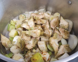 Foto del paso 1 de la receta: Crema de alcachofas y puerro