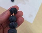 Foto del paso 2 de la receta: Chupetín helado de arándanos 🫐Piruleta saludable de blueberries y chocolate 85 % cacao 🍭low carb