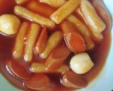 Hình bước làm 3 của món Tokbokki phiên bản có gì nấu đó 🤣