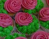 A picture of step 6 of Christmas Wreath Cupcakes.