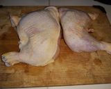 Foto del paso 1 de la receta: Cuarto de pollo deshuesado asado al carbón, relleno de beicon, pimiento y champiñones
