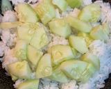 Foto del paso 3 de la receta: Arroz basmati con pepino, aguacate y gambas