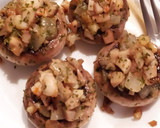 Foto del paso 3 de la receta: Champiñones rellenos de gamba y cebolla
