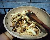 Foto langkah ke 5 dari resep Beef Steak Black Pepper with Mushroom Sauce (steak sapi lada hitam dengan saus jamur).