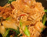 รูปขั้นตอนการทำที่ 5 ของ ผัดบะหมี่ซีอิ้วทะเลเบคอนพริกแห้ง🍜🦐🦑🥓🥬🌶style by barbie👩🏼‍🍳