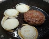 Foto del paso 4 de la receta: Hamburguesa de Angus con bacon, queso, tomate, cebolla y pan cristal