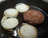 Foto del paso 4 de la receta: Hamburguesa de Angus con bacon, queso, tomate, cebolla y pan cristal