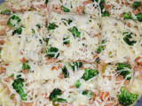 Pastel de papa con atún brócoli y queso mozzarella, en la sartén