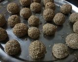 A picture of step 5 of Til Ladoo.