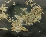 Foto langkah ke 5 dari resep Tumis daun singkong teri.