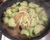 香菇絲瓜麵的食譜步驟4照片