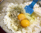Foto del paso 2 de la receta: Pizza de jamón y rulo de cabra con base de coliflor