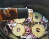 Foto del paso 3 de la receta: Codillo con mostaza, miel, cebolla y piña en olla slow cook