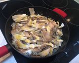 Foto del paso 2 de la receta Macarrones con langostinos, setas y atún