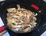 Foto del paso 2 de la receta: Macarrones con langostinos, setas y atún
