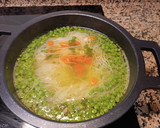 Foto del paso 3 de la receta: Sopa con fideos de arroz, pollo y verduritas