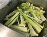 Une image de l'étape 1 de Fondue de céleri branche au bouillon de crevettes et laitue de mer.