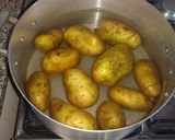 Foto del paso 1 de la receta: Muslitos de pollo deshuesados con salsa de champiñones y papas