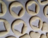 Foto del paso 3 de la receta: Galletitas con corazón de cristal