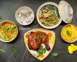 Hình bước làm 6 của món Cơm nhà có món gà và có nhiều hoa