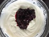 Helado de yogur con cerezas y arándanos