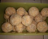 Foto langkah ke 6 dari resep Bola bola ubi isi coklat.