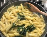 A picture of step 4 of Blue cheese and greens quick pasta.