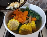 Foto langkah ke 3 dari resep Bening Bayam Wortel.
