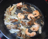 Foto del paso 2 de la receta: Revuelto de langostinos, setas y cebolla caramelizada