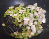 Foto del paso 6 de la receta: San Jacobo y setas a la plancha en salsa de vino y ajos tiernos
