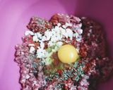 Foto del paso 2 de la receta: Hamburguesas en colchón de cebollas y papas con cheddar