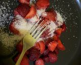 Foto langkah ke 2 dari resep Korean Strawberry Milk.