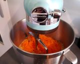 Une image de l'étape 2 de Gâteau à la carotte, noix et gingembre confit...
