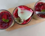 Foto langkah ke 6 dari resep Matcha Panna Cotta with Strawberry Compote.