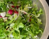 صورة لخطوة 2 من وصفة سلطة فجل وخس 🥗