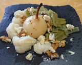 Foto del paso 5 de la receta: Ensalada con verduras al vapor y pera escalfada con balsámico 