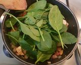 Foto del paso 2 de la receta: Pasta integral con pollo y espinacas