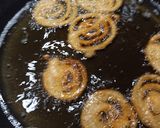 A picture of step 10 of Aloo ki Jalebi with aloo chaat.