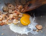 Foto langkah ke 3 dari resep Kwetiau goreng.