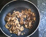 Foto del paso 3 de la receta: Tortilla de atún con champiñones al ajillo