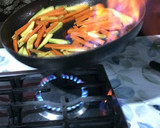 Foto del paso 2 de la receta: Lomo de cerdo mechado con guarnición de verduras salteadas