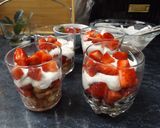 Foto del paso 2 de la receta: Vasitos de fresas con crema de Skyr