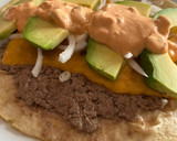 Foto del paso 5 de la receta: Taco burger con aguacate, cebolleta y salsa big Mac casera!