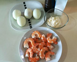 Foto del paso 1 de la receta: Huevos rellenos de langostinos